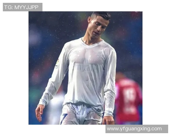 足球明星C罗展现完美腹肌的精彩瞬间与训练秘籍分享 足球明星C罗展现完美腹肌的精彩瞬间与训练秘籍分享